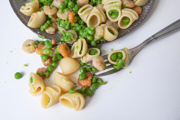 Pasta with shrimp and peas