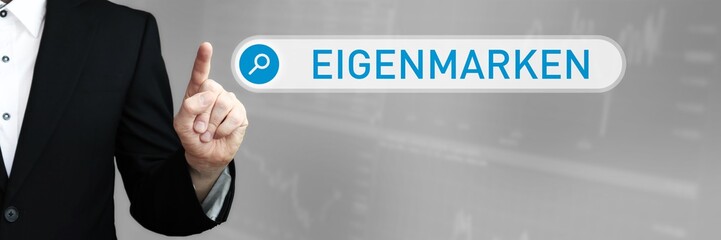 Eigenmarken. Mann zeigt mit Finger auf Suchfeld im Internet. Blaues Wort steht in der Suche....