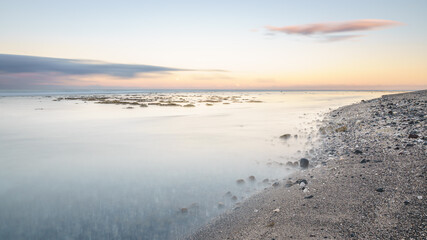 récif sur l'océan à marée basse