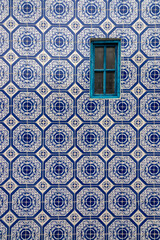 Ventana azul con azulejos portugueses en viaje a Portugal