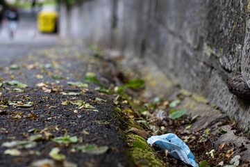 Mundschutz Gesichtsmaske auf dem Boden liegen gelassen, verdreckt die Umwelt.