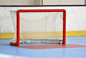 Porta da hockey inline, rete vuota con area goalie in arena al coperto