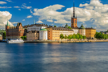 Fototapeta premium Panoramiczny widok na Stare Miasto w Sztokholmie Gamla Stan i kościół Riddarholmen w Szwecji