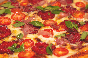 pizza tomate. salame, albahaca