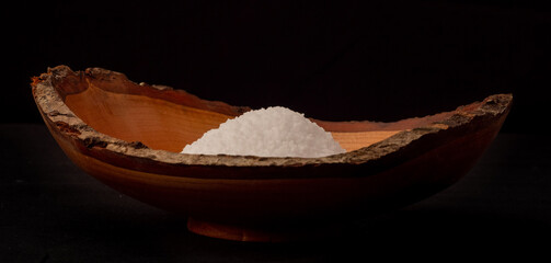 Salz in dunkler Holzschale