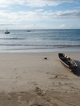 Barque abandonn&eacute;e sur une plage birmane. Sittwe, Myanamr