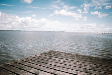Fototapeta premium Bootssteg mit Blick aufs Meer/See (copyspace)