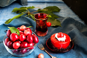 kischenvielfalt, kirschsaft, kirschtörtchen und frisch gepflückte kirschen