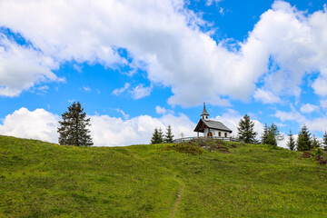 Fototapeta na wymiar Alpine chapel