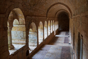 Fototapeta premium porticato e chiostro di un antica e misteriosa abbazia benedettina