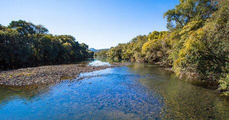 Paisagem com rio e floresta