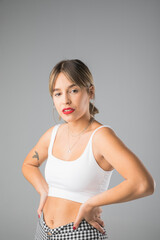 Fototapeta premium Modelo femenina joven posando en estudio fotográfico.