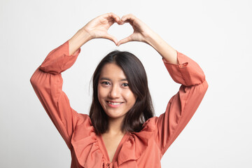 Fototapeta na wymiar Young Asian woman gesturing heart hand sign .