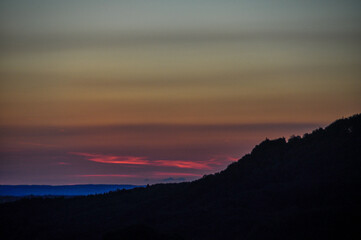 Dramatische Lichtstimmung mit Wolken bei Sonnenuntergang im Salzburger Flachgau