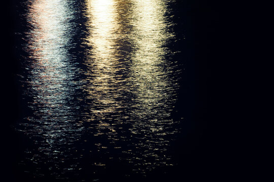 Glare from lanterns on the water, long exposure © ANGHI