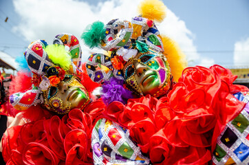 Carnaval com pessoas mascaradas que são chamadas de 