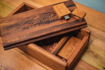 wooden case for wooden usb flashdrive, along with wooden usb flash drive