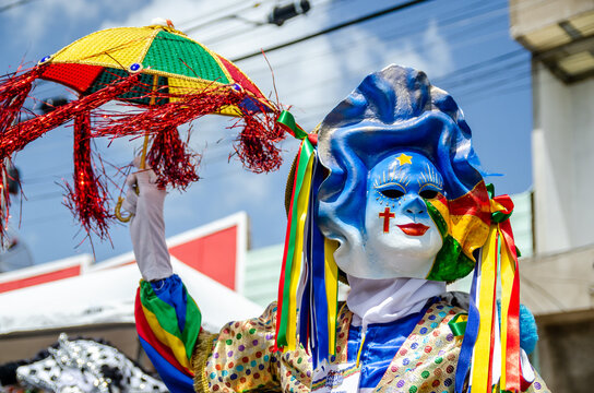 Carnaval com pessoas mascaradas que s&atilde;o chamadas de "Papagangus" na cidade de Bezerros, Pernambucano, Brasil, Fevereiro de 2020