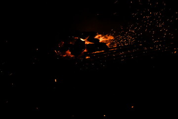 fuego, llama, fogata, fogata, calefaccion, caliente, noche, quemados, madera, acampar, llama, ardiente, anaranjada, rojo, chimenea, alumbrado, calentar, acampada, moreno, negro, arder, amarilla, pelig