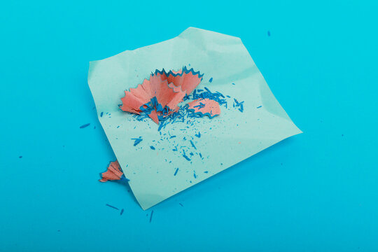 restos de sacapuntas sobre papel arrugado