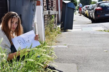Jeune femme qui supplie