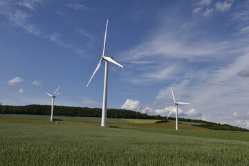 Windräder und blauer Himmel bei Gronau
