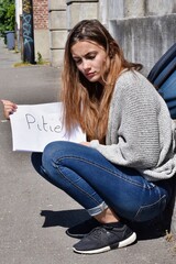 Jeune femme qui fait pitié