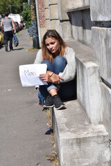 Jeune femme qui remercie