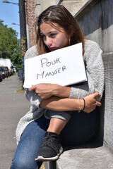 Regard perdu d'une femme sans domicile sans domicile