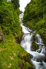 Obraz na płótnie Canvas Le suggestive cascate del Saut, ammirabili in Valle Pesio (provincia di Cuneo), all'interno del Parco Naturale delle Alpi Marittime