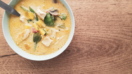 Thai Suppe mit Curry und Huhn
