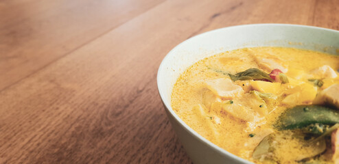 Thailändische Suppe mit Freiraum für Text