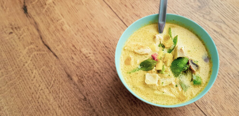 Thailändische Suppe mit Text Freiraum
