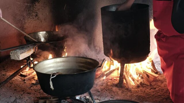 Essen zubereiten in einer alten Bauernk&uuml;che auf einem Holzfeuer