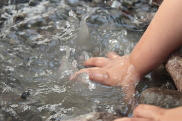 mano de beb&eacute; en agua
