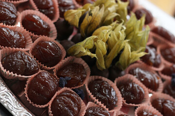 brown glacé tray with baking cups