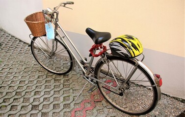 Coronavirus, in bicicletta in sicurezza con casco e mascherina