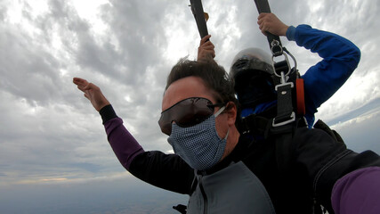 Skydiving tandem with protective mask after the lockdown