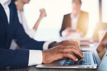 Fototapeta premium Biznesmen pracuje w biurze z laptopem. Koncepcja udostępniania Internetu i uruchamiania firmy