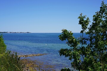 Sonniger Blick vom Steilufer der Ostsee bei Sierksdorf über die Lübecker Bucht mit Neustadt in Holstein