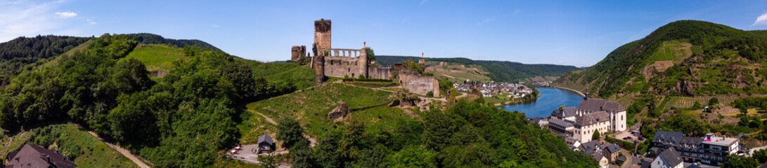 Fototapeta premium With the bike on the cycle path through the countryside along the river Moselle in Rhineland-Palatinate from Trier to Koblenz in summer
