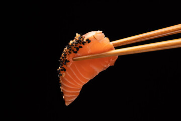 Semi-grilled salmon sashimi with sesame