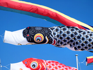 初夏の青空にはためくコイノボリ
