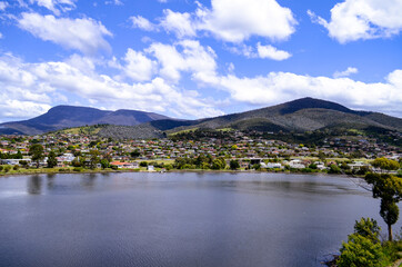 Fototapeta premium Vue sur une vallée en Tasmanie : lac, montagne et habitations