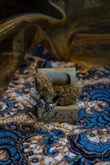 Flor de cannabis, cogollo de marihuana, legalizar, reflejos cristal, horizontal, fondo de pantalla, anillo de plata, cofre pirata.