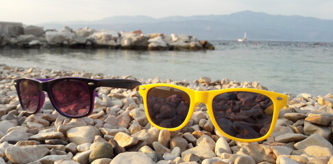 Vacanze estive in coppia con gli occhiali da sole - relax