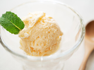ミントの葉を添えたバニラアイスクリーム