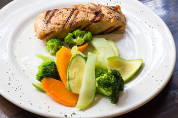 Filete de salmón con verduras al vapor 