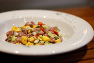 Close-up Plato de Ceviche con mango y pepino 