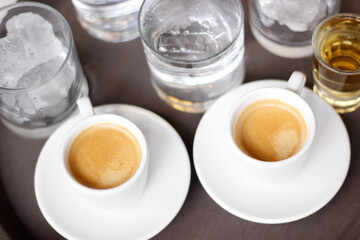 Tazas de café expreso con vasos para carajillo 
